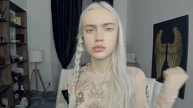 KristalCrowner online show from February 2026 07:23:01 PM