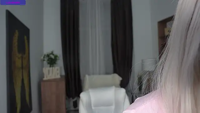 KristalCrowner online show from April 2026 07:39:01 PM