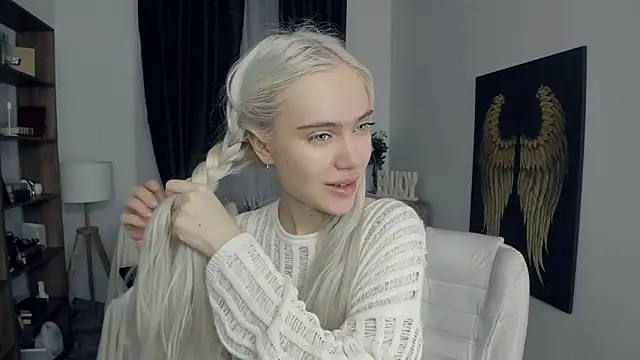 KristalCrowner online show from February 2026 07:33:01 PM