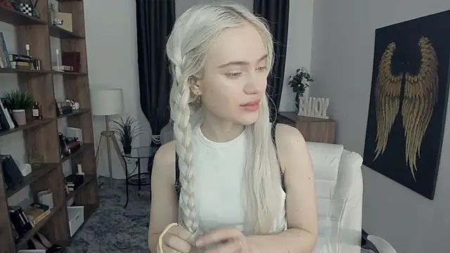 KristalCrowner online show from March 2026 07:36:02 PM