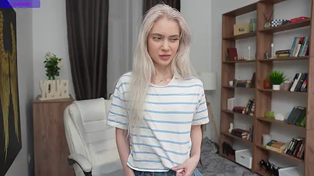 KristalCrowner online show from April 2026 07:31:02 PM