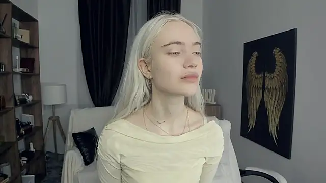 KristalCrowner online show from February 2026 07:38:02 PM