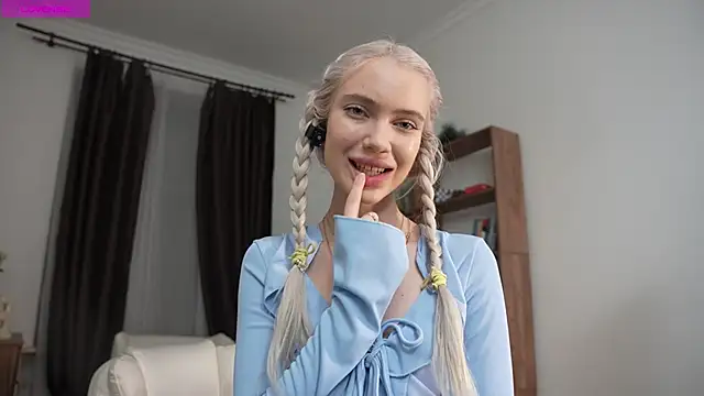 KristalCrowner online show from April 2026 07:31:02 PM