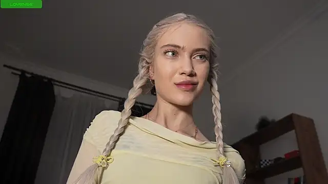 KristalCrowner online show from April 2026 07:21:02 PM