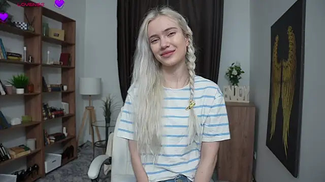 KristalCrowner online show from March 2026 07:15:01 PM