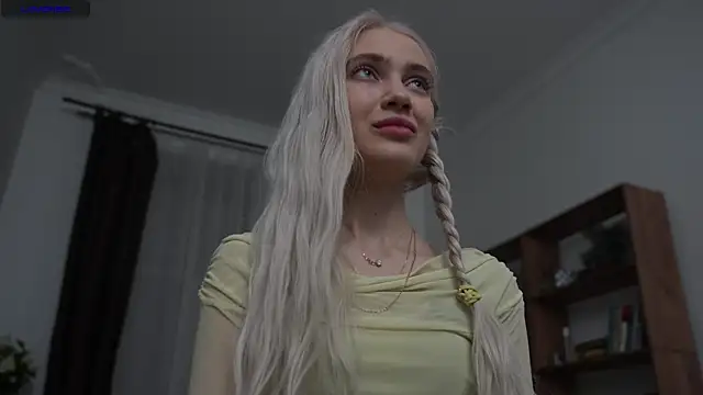 KristalCrowner online show from April 2026 07:31:02 PM