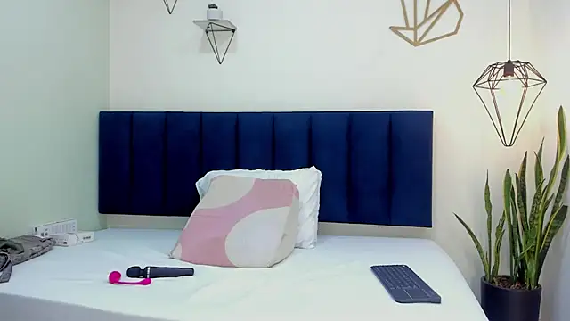 mayaevansmg online show from February 2026 12:18:01 PM