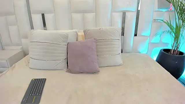 iim Cloe online show from March 2026 08:43:01 PM