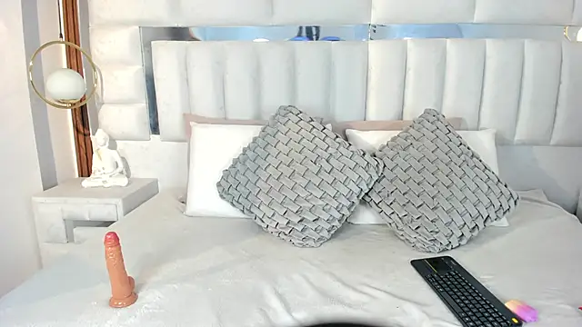 iim Cloe online show from March 2026 08:26:01 PM