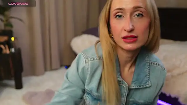 Snapshot of Emely_Moon chatting on April 2026 06:38:01 PM Emely Moon online show from April 2026 06:38:01 PM