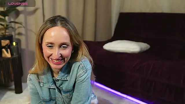 Emely Moon online show from April 2026 07:09:01 PM