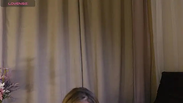 Emely Moon online show from April 2026 06:36:01 PM