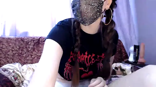 Snapshot of SilentShard chatting on April 2026 12:12:01 PM SilentShard online show from April 2026 12:12:01 PM