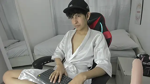 julian xx online show from March 2026 07:03:01 PM