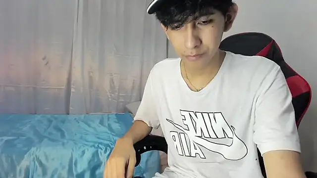 julian xx online show from May 2026 07:17:01 PM