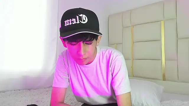 julian xx online show from June 2026 07:47:01 PM