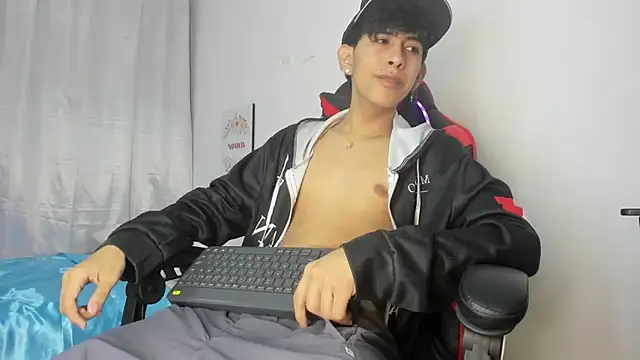 julian xx online show from April 2026 07:59:01 PM