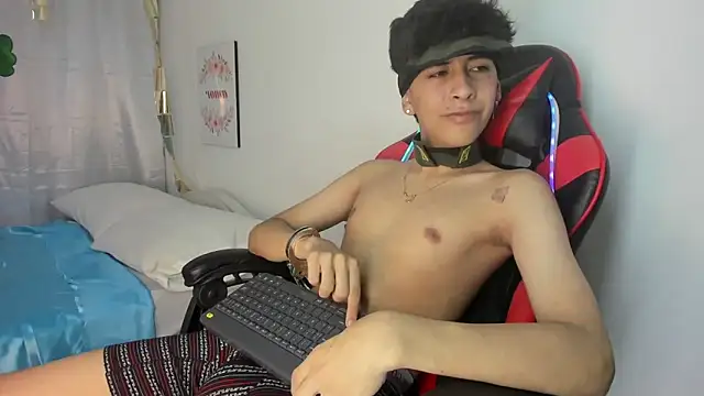 julian xx online show from April 2026 07:18:01 PM