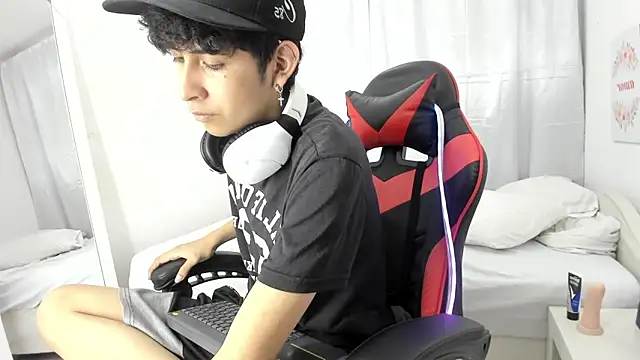 julian xx online show from March 2026 07:14:02 PM