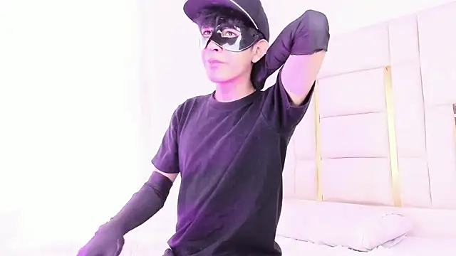 julian xx online show from June 2026 07:24:01 PM