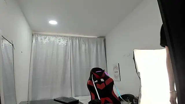 julian xx online show from March 2026 07:06:02 PM