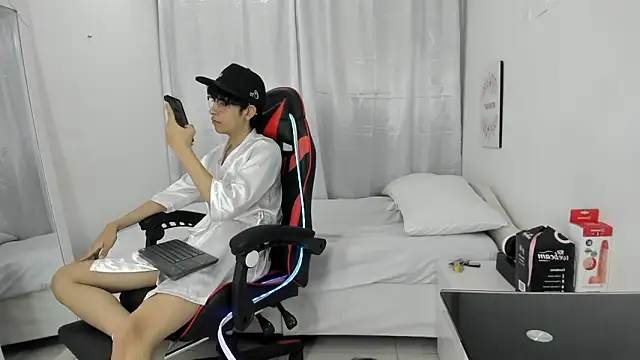 julian xx online show from March 2026 07:06:02 PM