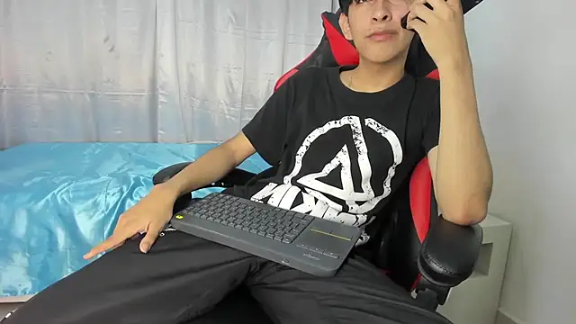 julian xx online show from May 2026 07:28:02 PM