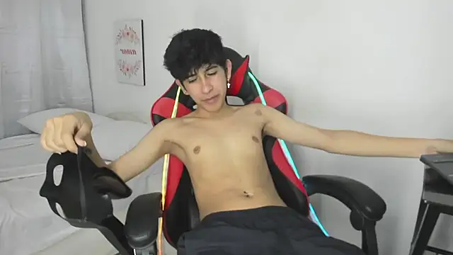 julian xx online show from March 2026 07:15:01 PM