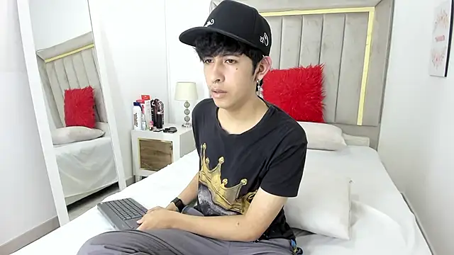 julian xx online show from January 2026 07:10:02 PM