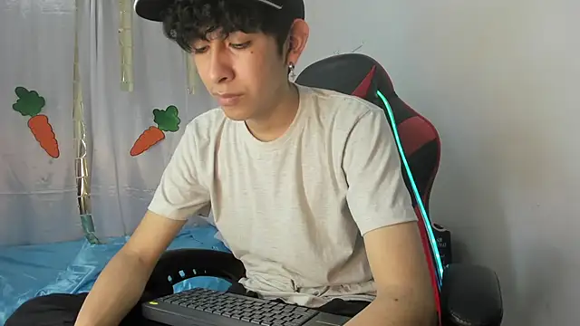 julian xx online show from April 2026 07:07:02 PM