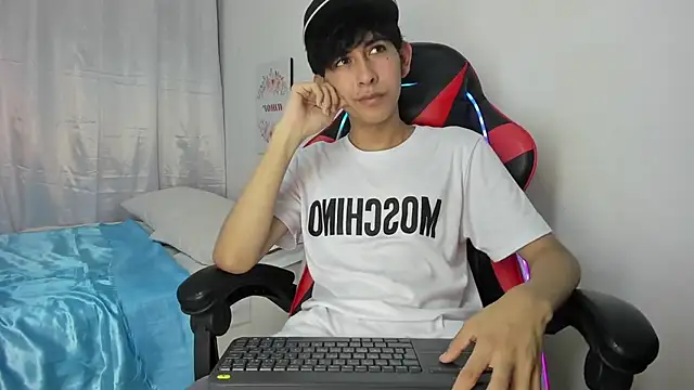 julian xx online show from April 2026 07:10:02 PM