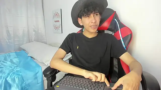 julian xx online show from April 2026 07:07:01 PM
