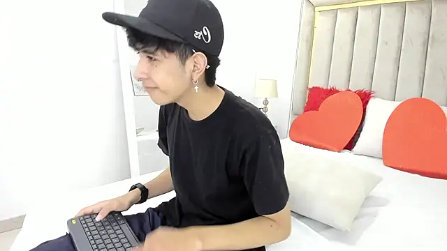 julian xx online show from February 2026 06:41:01 PM