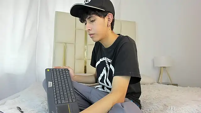 julian xx online show from July 2026 07:35:01 PM