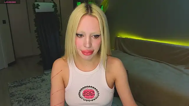 Luna Beverly online show from April 2026 08:28:02 PM