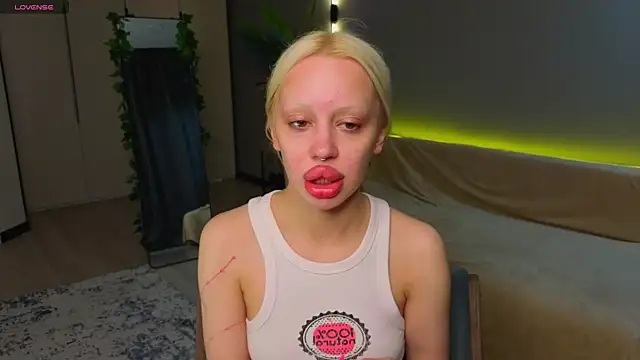 Luna Beverly online show from May 2026 08:17:02 PM