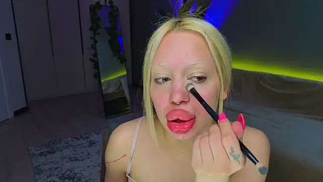 Luna Beverly online show from May 2026 08:29:02 PM