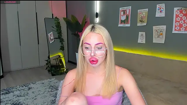 Luna Beverly online show from March 2026 08:05:01 PM