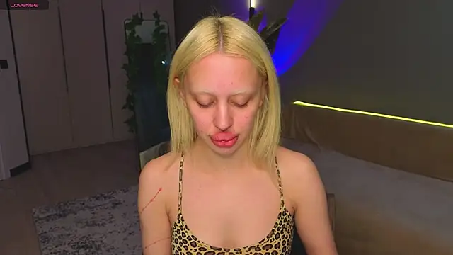 Luna Beverly online show from May 2026 08:20:02 PM