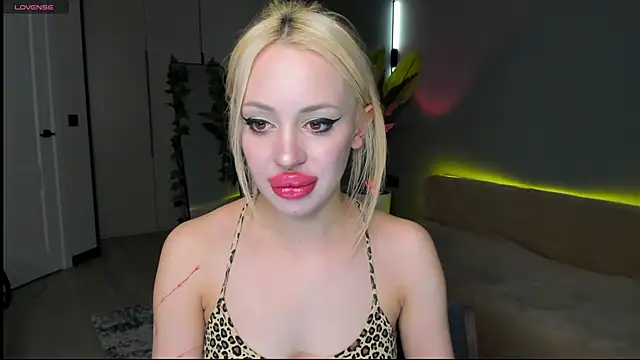 Luna Beverly online show from April 2026 08:26:02 PM