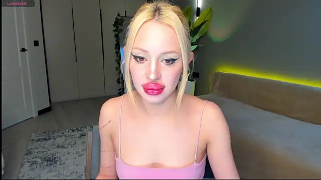 Luna Beverly online show from April 2026 08:10:02 PM