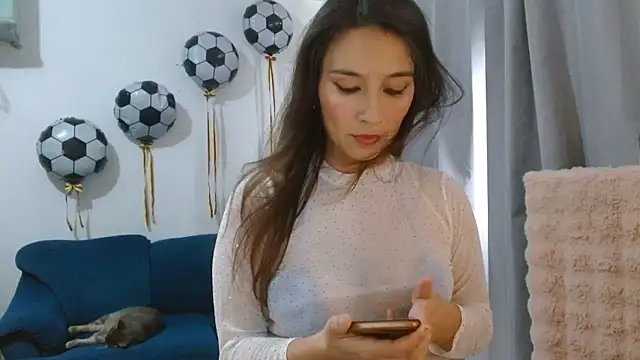 Snapshot of Almaglow_ chatting on June 2026 05:29:01 PM Almaglow online show from June 2026 05:29:01 PM