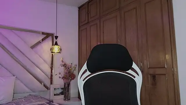 mia gatesvg online show from February 2026 03:50:01 AM