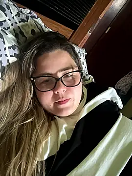 Snapshot of Melmia28 chatting on January 2026 03:28:02 PM Melmia28 online show from January 2026 03:28:02 PM