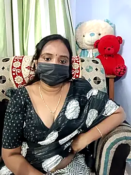 Snapshot of Tinarosy13 chatting on February 2026 04:15:02 PM Tinarosy13 online show from February 2026 04:15:02 PM