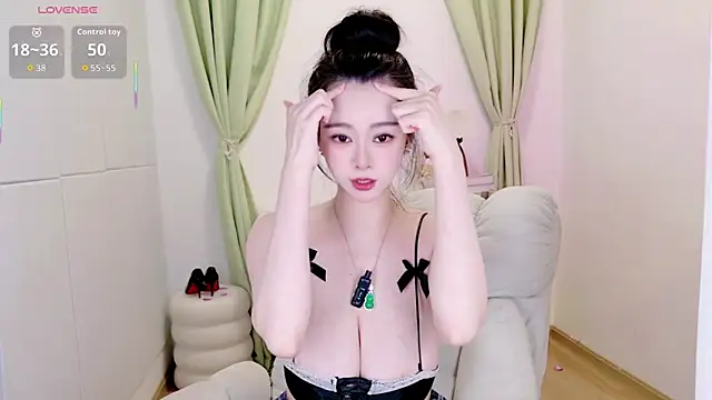 Snapshot of Owo-nO chatting on June 2026 03:45:01 PM Owo-nO online show from June 2026 03:45:01 PM