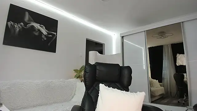 Ivy Bellee online show from April 2026 05:25:01 AM