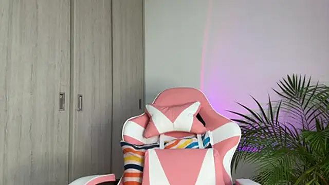 alesziarose  online show from May 2026 10:05:01 PM