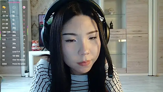 AprilOnilll online show from February 2026 10:05:02 AM