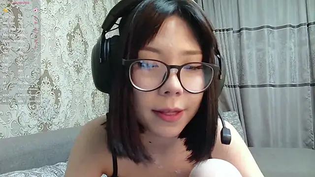 AprilOnilll online show from April 2026 06:05:01 PM